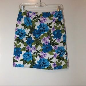 Petite Sophisticate, floral, white skirt, blue and purple flowers, 19” long sz 4